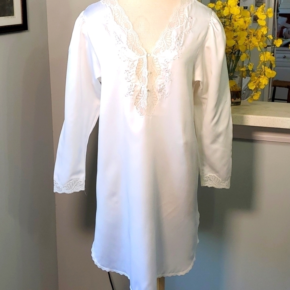 SARA BETH VINTAGE NIGHT GOWN. Lovely enbroidery little pearl beads and lace. Med